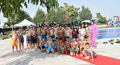 Yaz sıcağında çocuklara havuz sürprizi