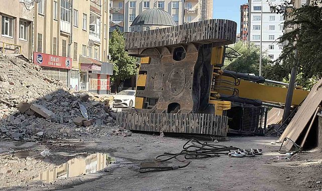 Yıkım çalışmasındaki iş makinesi devrildi: 1 yaralı