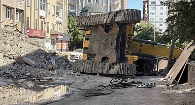 Yıkım çalışmasındaki iş makinesi devrildi: 1 yaralı