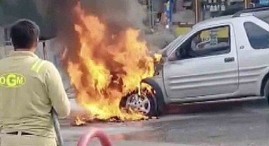Yıllarca para biriktirdi, satın aldığı araç alev alev yandı