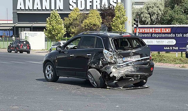 Yolcu minibüsü ile otomobil çarpıştı: 8 yaralı