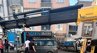 Yük asansörü minibüsün üzerine devrildi