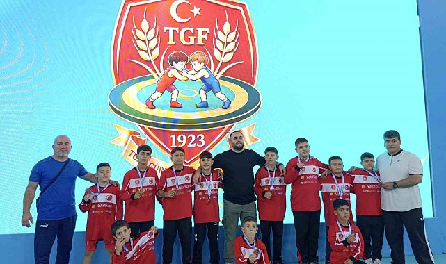 Yunusemre'nin minik pehlivanları Türkiye'yi salladı