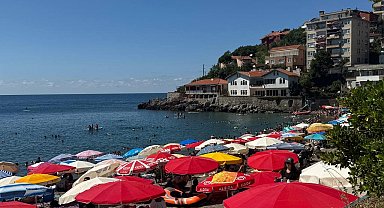 Zonguldak'ta sıcak hava bunalttı, vatandaşlar plaja akın etti